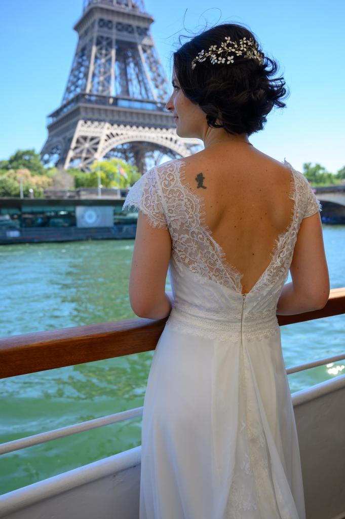 Mariage - Photo de la mariée de dos face à la tour Eiffel