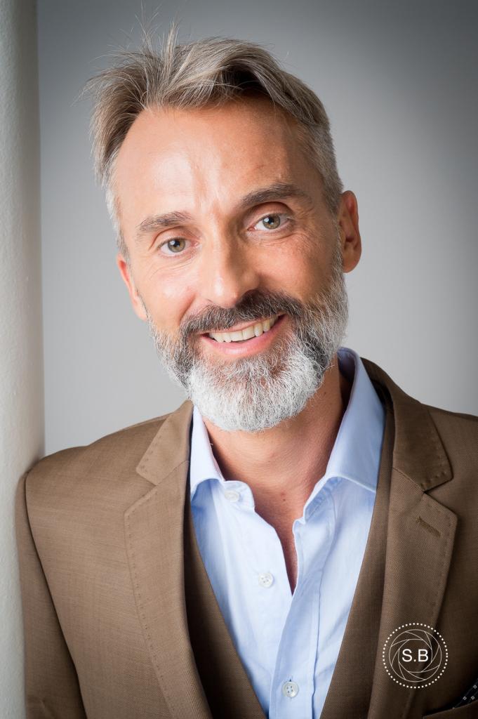 Photos d'entreprise, photo de salarié homme pour trombinoscope