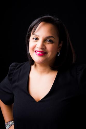 Portrait femme studio fond noir