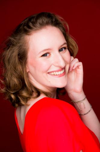 Portrait femme studio fond rouge