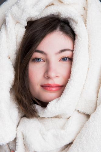 Portrait femme studio yeux bleus