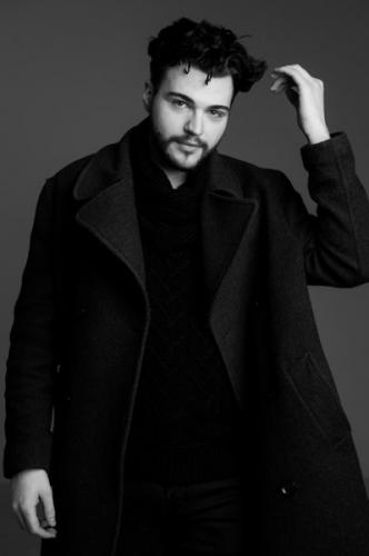 Portrait homme studio noir et blanc